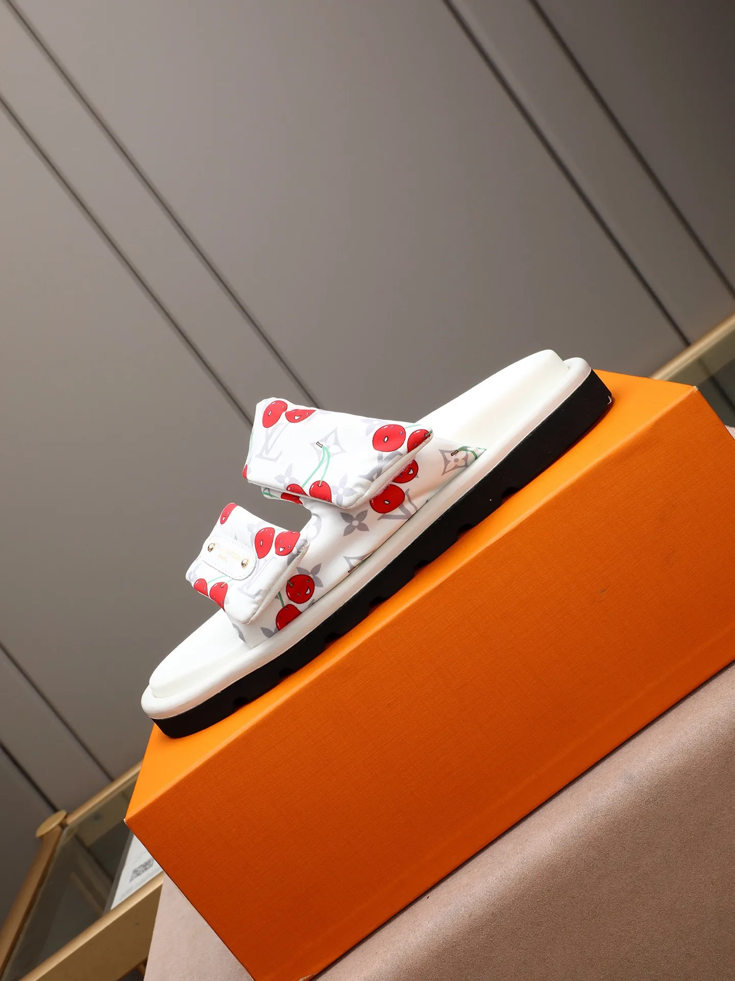 PP360 [LOUIS VUITTON] Louis Vuitton, LV printing, men's and women's slippers are on the market. The drawer box packaging comes with a cloth bag and a card. The upper pattern looks very soft and waxy, and it is a super versatile leg slimming tool. Fabric: imported denim/canvas/old fabric, LV hardware LOGO, official website pattern printing, comfortable to wear, feet: high-elastic PU water table. Sole: foam sole, heel height: about 5cm. Code number: 35-46, 35, 45, 46 are custom-made and non-returnable. Color: multiple colors and styles available.